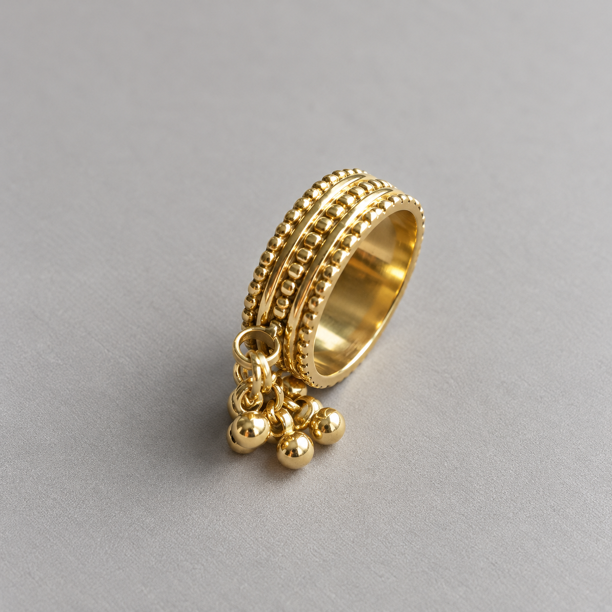 Anillo dorado con charms de esferas Anillo dorado con charms de esferas