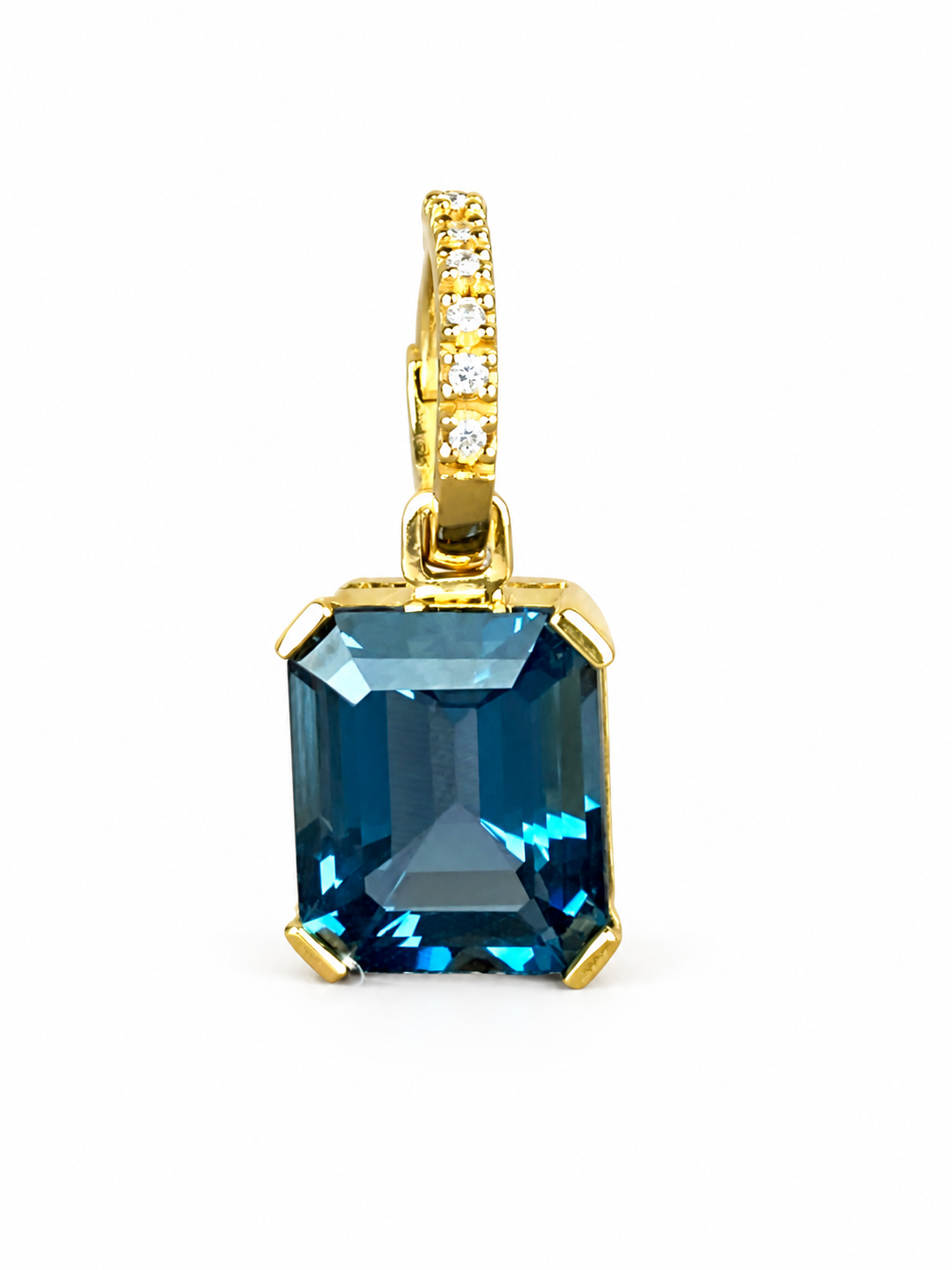 Colgante de oro con gema azul esmeralda Colgante de oro con gema azul esmeralda
