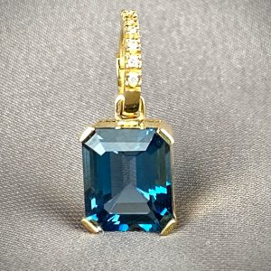 Pendientes Estela Blue mini. Aro brillantes con topacio London Blue mini (7,54 ct.). Oro 18k y brillantes.