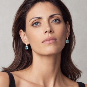 Retrato elegante con ojos azules y aguamarinas