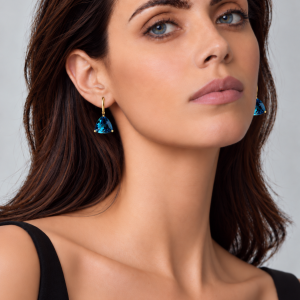 Retrato elegante con pendientes de zafiro azul
