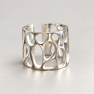 Anillo brazalete plateado de diseño orgánico