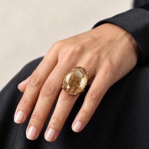 Anillo de citrino sobre tela negra