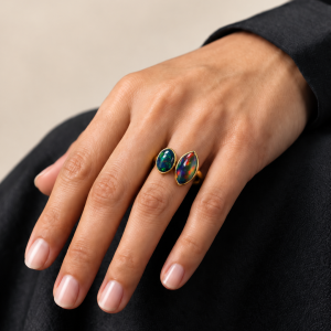 Anillo de ópalos sobre tela oscura