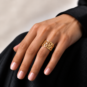 Anillo orgánico sobre mano elegante