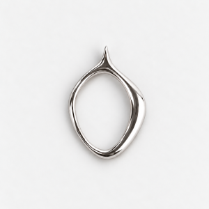 Colgante plateado de forma orgánica