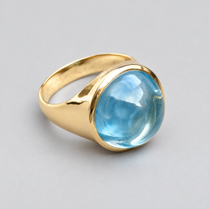 Anillo de oro con aguamarina cabujón