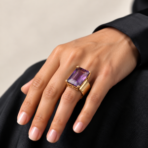 Anillo dorado con amatista púrpura