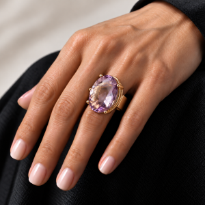 Anillo de amatista sobre tela oscura