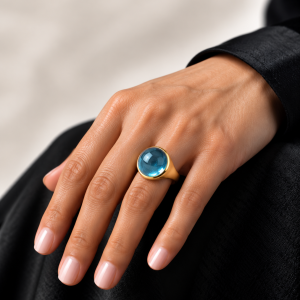 Anillo dorado con cabujón azul brillante