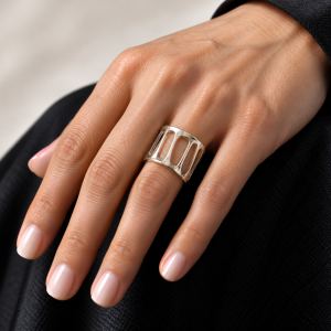 Anillo escultórico de plata sobre mano cuidada