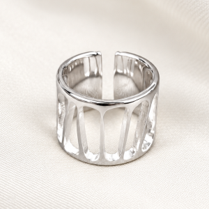 Anillo plateado calado sobre seda marfil