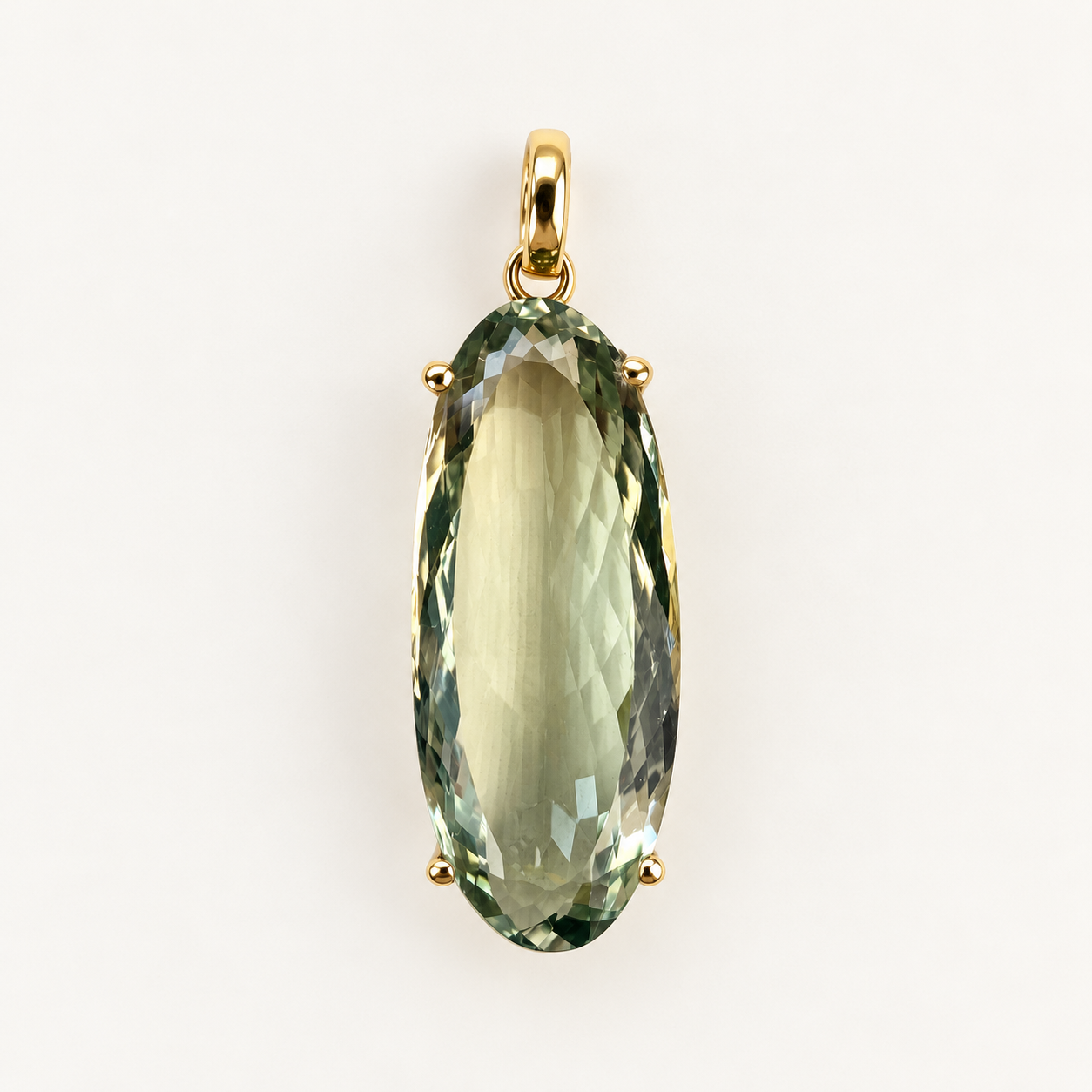 Colgante de gema verde facetada en oro